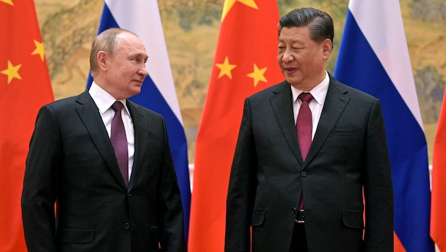 Die Staatschefs von Russland und China: Wladimir Putin (links) und Xi Jinping (Bild: AP)