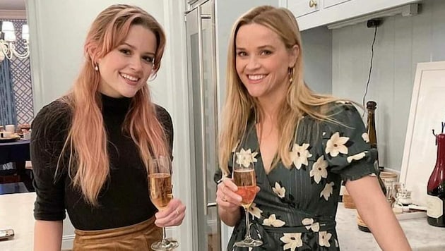 Reese Witherspoon stößt mit ihrer Tochter auf das Ende des „trockenen Jänners“ an. (Bild: www.instagram.com/reesewitherspoon)