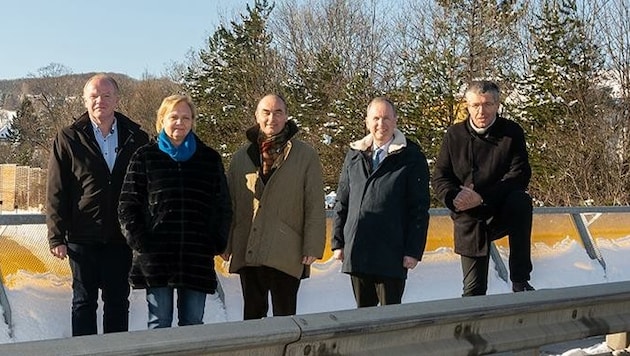 Die Bürgermeister Kargl, Kö, Linhart und Moser sowie Landtagsabgeordneter Schuster (v. li.) fordern eine Section Control. (Bild: Johanna_Hoblik)