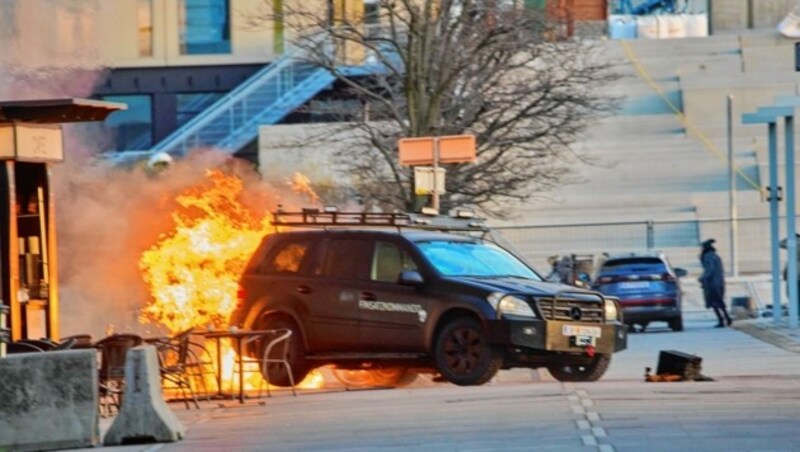 Ein Einsatzkommando der Polizei wird beschossen. (Bild: Starpix/ Alexander TUMA)