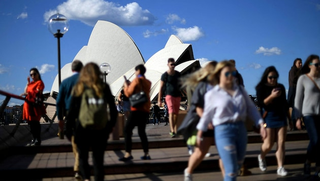 Touristen in der Nähe der weltberühmten Oper von Sydney (Bild: AFP)