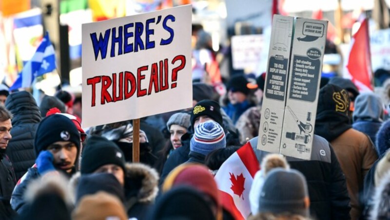 Diese Demonstranten in Ottawa fragen sich, wo ihr Premierminister geblieben ist. Dieser betonte zuletzt, dass er nicht mit den Truckern verhandeln möchte. (Bild: 2022 Getty Images)