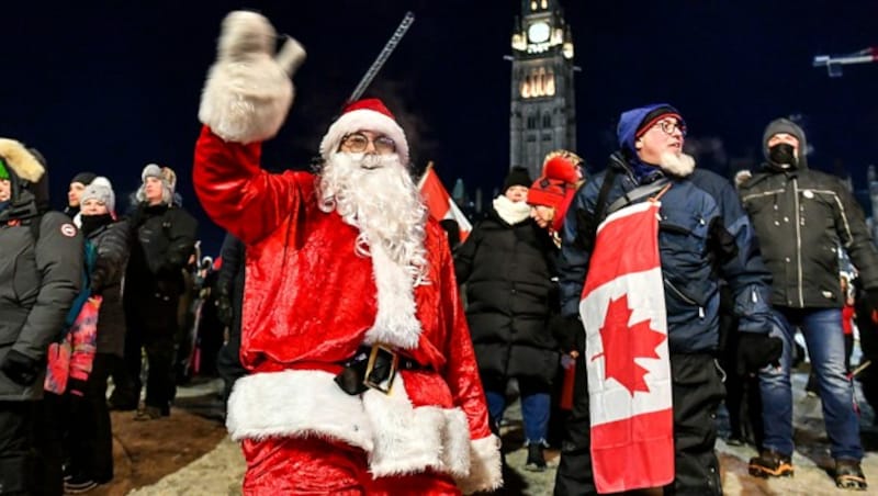 Auch der Weihnachtsmann schaute am Wochenende in Ottawa vorbei. (Bild: APA/Getty Images via AFP/GETTY IMAGES/Minas Panagiotakis)