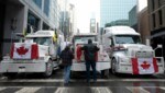Die Trucker sind nach Ottawa gekommen, um zu bleiben - zumindest so lange, bis ihre Wünsche erfüllt sind: Rücknahme der Impfpflicht und Lockerung der Corona-Regeln. (Bild: AP)