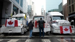 Die Trucker sind nach Ottawa gekommen, um zu bleiben - zumindest so lange, bis ihre Wünsche erfüllt sind: Rücknahme der Impfpflicht und Lockerung der Corona-Regeln. (Bild: AP)