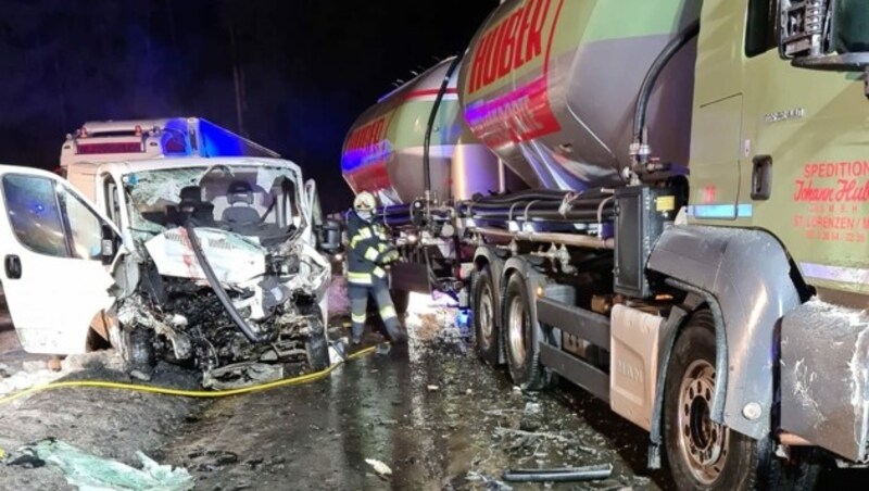 Zwischen einem LKW und einem Lieferwagen kam es zur Kollision. (Bild: FF Wieting)