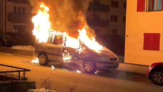 Der Opel brannte mitten in der Nacht lichterloh, was der Grund für das Feuer war, ist noch völlig unklar. (Bild: Kapo St. Gallen)