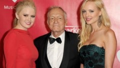 Hugh Hefner mit Kristina und Karissa Shannon (Bild: 2012 Getty Images)