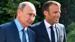 Emmanuel Macron und Russlands Präsident Wladimir Putin im Jahr 2019 (Bild: Gerard Julien, Pool via AP, File)