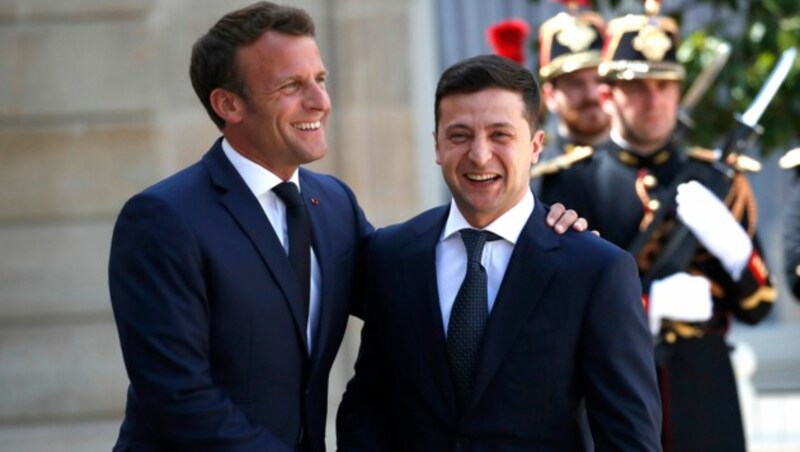 Emmanuel Macron mit dem ukrainischen Präsident Volodymyr Zelenskyy im Jahr 2019 (Bild: AP Photo/Christophe Ena, File)