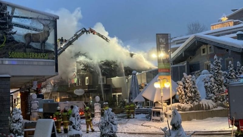 Seit 2.30 Uhr sind die Einsatzkräfte mit den Löscharbeiten beschäftigt. (Bild: FF Piesendorf)