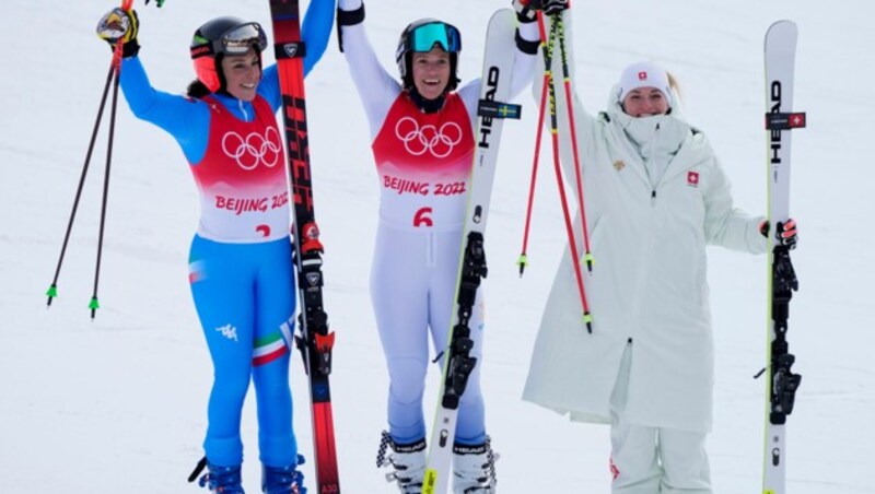 Siegerinnenfoto: Olympiasiegerin Sara Hector (Mitte), Silbermedaillengewinnerin Federica Brignone (li.) und Bronzemedaillengewinnerin Lara Gut-Behrami (Bild: AP)