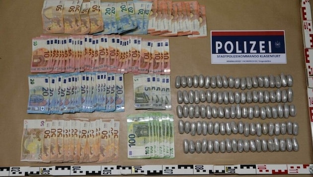 In der Wohnung des Verdächtigen wurden 99 Heroinballs, mehrere tausend Euro und Mobiltelefone gefunden. (Bild: SPK Klagenfurt)