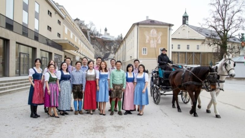 Der chinesische Chor trat gänzlich in Tracht gekleidet vor das Publikum (Bild: Berger Susi)