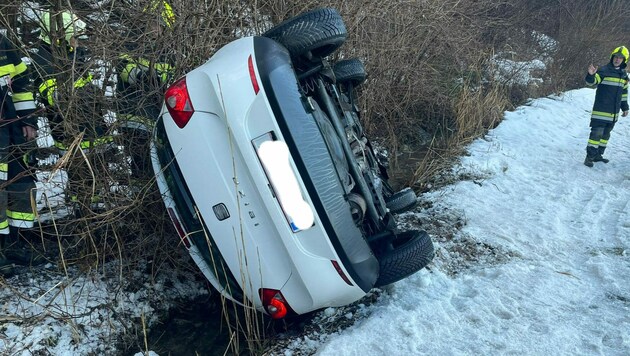 Das Auto rutschte in ein Bachbett. (Bild: Freiwillige Feuerwehr Stein im Jauntal)