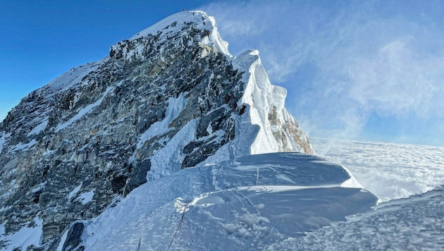 Der Mount Everest von der Südseite aus gesehen - vor dem Gipfel befindet sich der Hillary Step, der von den Bergsteigern überwunden werden muss. (Bild: APA/AFP/Lakpa Sherpa)