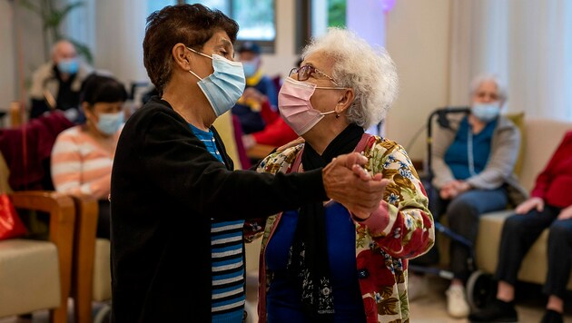 Kleines Tänzchen für die Bewohnerinnen dieses Pensionistenheims in Netanya, bevor sie ihre vierte Corona-Impfung erhalten (Bild: AP)