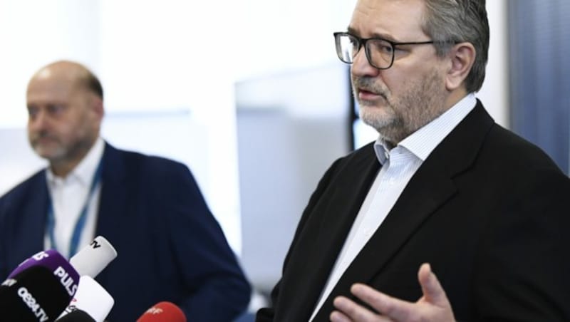 Wiens Gesundheitsstadtrat Peter Hacker (SPÖ) und der stellvertretende KAV-Generaldirektor Herwig Wetzlinger (l.) (Bild: APA/ROBERT JAEGER)