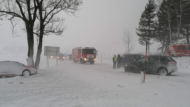 In St. Martin am Grimming kollidierten drei Fahrzeuge (Bild: BFV Liezen / Schlüßlmayr)