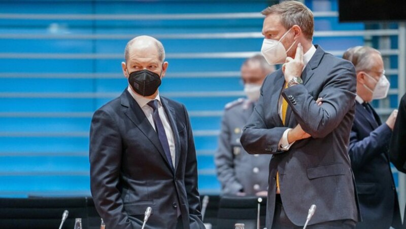 FDP-Finanzminister Christian Lindner fordert baldige Lockerungen, Bundeskanzler Olaf Scholz (SPD) bremst. (Bild: APA/AFP/POOL/Kay Nietfeld)