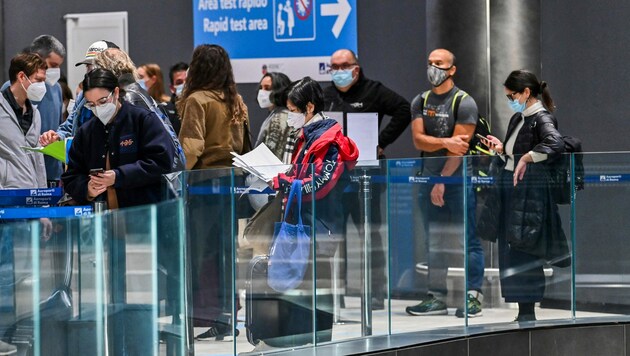 Passagiere am Flughafen Fiumicino in Rom (Bild: AFP/Andreas Solaro)