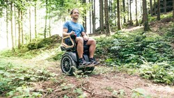 Der Elektrorollstuhl Hoss revolutioniert die Fortbewegung von Menschen mit Handicap. Gesteuert wird er mittels Joystick. (Bild: tech2b/Andreas Balon)