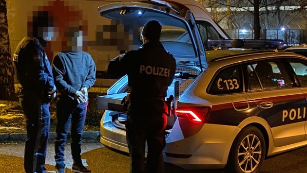Die Polizei konnte den 20-Jährigen auf einem Parkplatz ausforschen. (Bild: ZOOM.TIROL, Krone KREATIV)