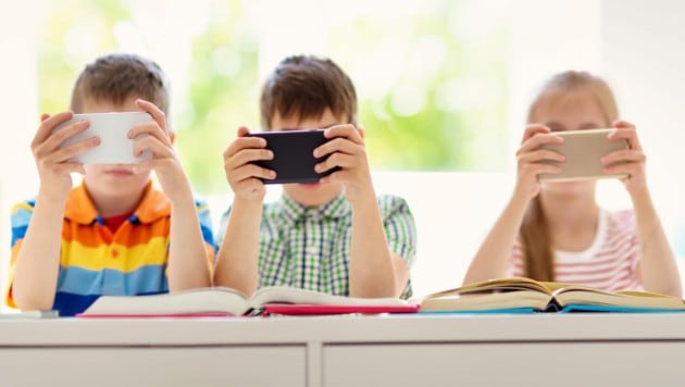 Gut ein Fünftel (18 Prozent) der Schülerinnen und Schüler im Alter von elf Jahren in Österreich ist täglich bereits drei bis vier Stunden mit seinem Handy beschäftigt. (Bild: candy1812 - stock.adobe.com)