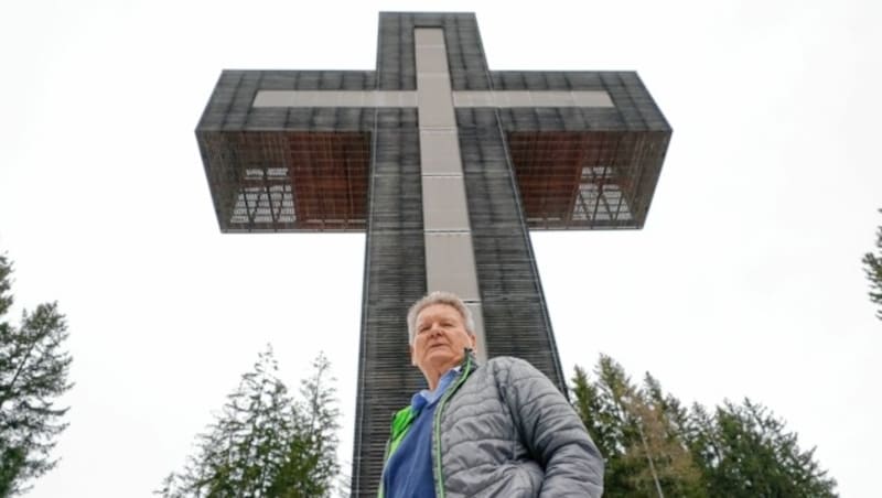 Alois Paar vor dem Pilgerkreuz in seinem Heimatort Veitsch. (Bild: Sepp Pail)