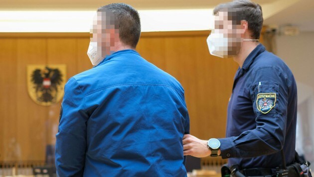 Der 41-Jährige vor Gericht: Er fühlte sich von seiner Ehefrau beleidigt und griff zum Messer. (Bild: Horst Einöder/ Flashpictures)