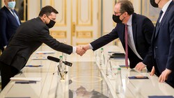Präsident Wolodymyr Selenskyj bedankte sich bei Außenminister Alexander Schallenberg für die Unterstützung aus Österreich. (Bild: APA/BMEIA/MICHAEL GRUBER)