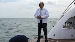Wladimir Putin an Bord einer anderen Jacht (Bild: AFP)