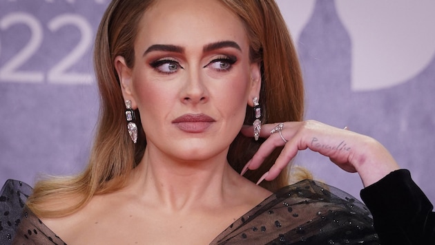 Sängerin Adele zeigte auf dem Red Carpet bei den Brit Awards ihren XXL-Diamantring. (Bild: AFP)