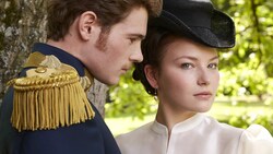 Devrim Lingnau verkörpert in „Die Kaiserin“ Kaiserin Elisabeth, Philip Froissant spielt Kaiser Franz Joseph. (Bild: © Thomas Schenk / Netflix)