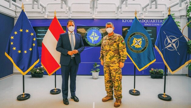 Sagartz mit Generalmajor Ferenc Kajari, dem Kommandanten aller KFOR-Truppen im Kosovo (Bild: AUTCON KFOR)
