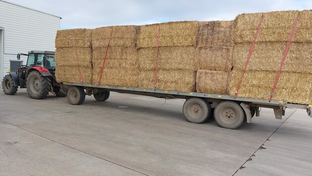 Das Traktorgespannt war mit 15 Tonnen Strohballen beladen. (Bild: LPD Burgenland)