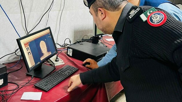 Polizisten inspizieren die Röntgenaufnahmen der Frau. (Bild: twitter.com/PeshawarCCPO)