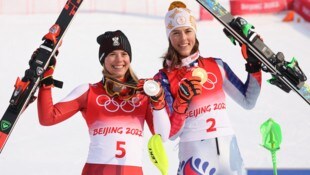 Olympiasiegerin Petra Vlhova (re.), Silbermedaillengewinnerin Katharina Liensberger