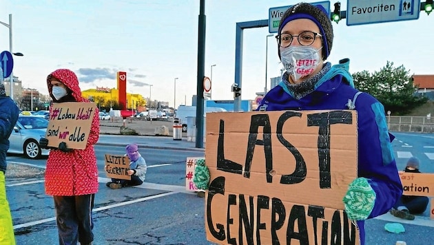 Die Klimaaktivisten bei der letzten Straßenblockade. (Bild: APA/LETZTE GENERATION ÖSTERREICH)