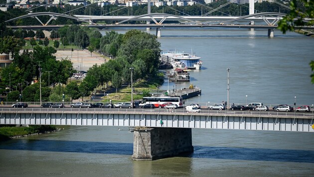 Fast täglich grüßt auch in Linz (wie hier auf der Nibelungenbrücke) das Stau-Murmeltier – österreichweit gesehen ist die Situation bei uns aber deutlich besser als in Wien, Salzburg, Graz oder auch Innsbruck. (Bild: Alexander Schwarzl)