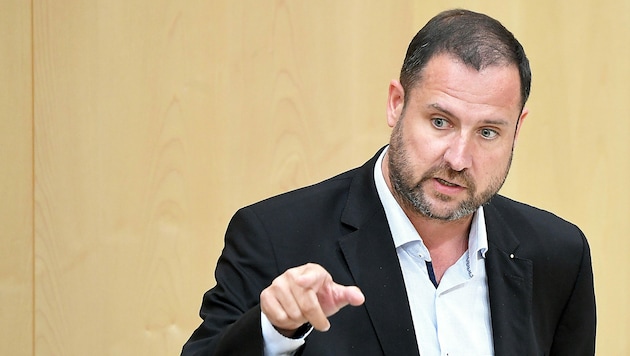 FPÖ-Mediensprecher und Generalsekretär Christian Hafenecker (Bild: APA/Roland Schlager)