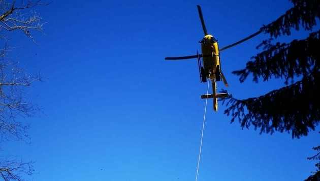 Nachdem der notärztlichen Versorgung musste der Verletzte vom Rettungshubschrauber mittels Seil geborgen werden. (Bild: FF Trahütten)