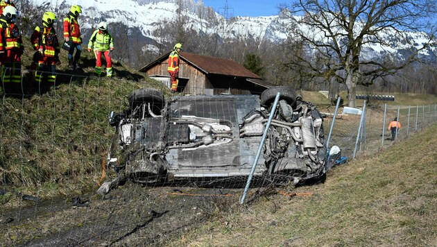 Das Fahrzeug kam von der Autobahn ab, überschlug sich und blieb hinter einem Wildzaun liegen. (Bild: KaPo St. Gallen)