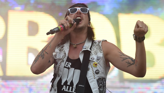 Marco Pogo bei einem Konzert seiner Band im Jahr 2019. (Bild: APA/HERBERT P. OCZERET)