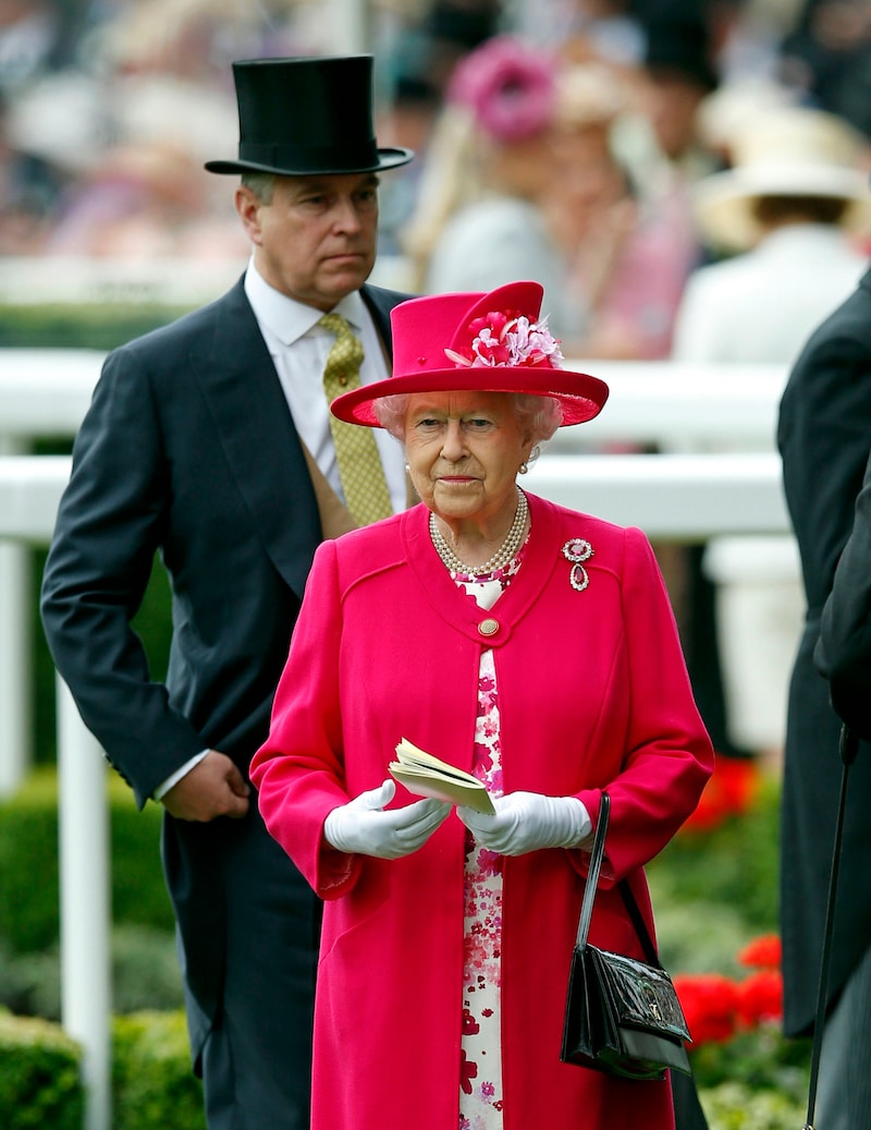 Queen Elizabeth II und ihr Sohn Prinz Andrew im Jahr 2015 (Bild: AP/Alastair Grant)