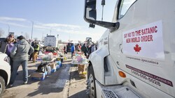 Lastwagenfahrer-Demos gegen Corona-Maßnahmen in Kanada - solche Szenen will man in Wien verhindern. (Bild: AFP)