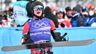 Alessandro Hämmerle krönte sich 2022 in Secret Garden zum Olympiasieger im Snowboardcross. (Bild: APA/AFP/Marco BERTORELLO)