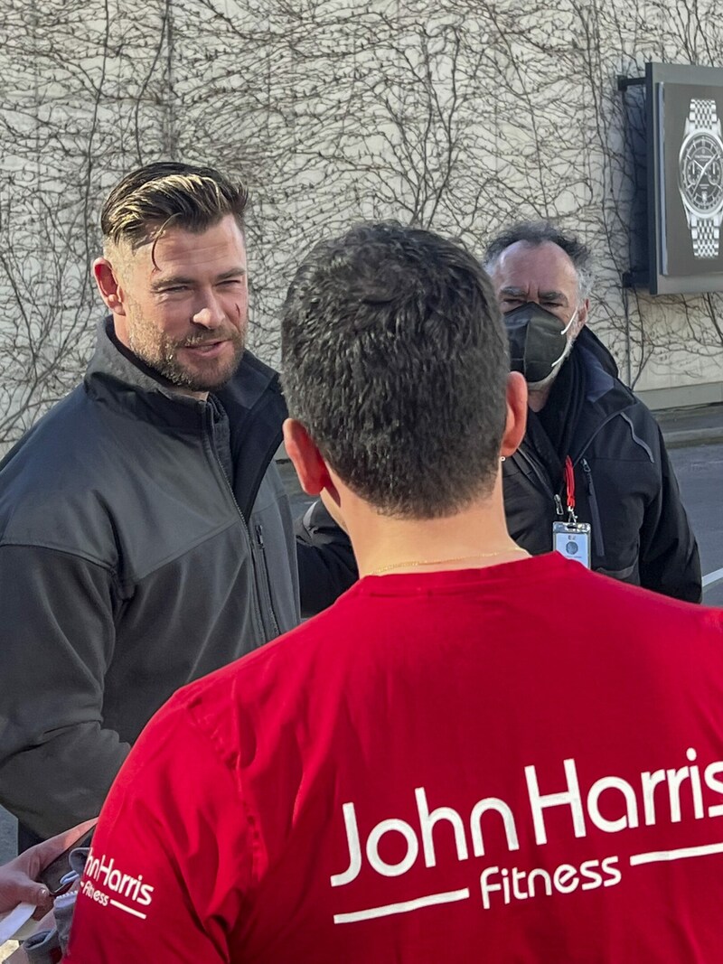 Chris Hemsworth plauderte am Rande der Dreharbeiten mit einem Trainer und Ernst Minar, Eigentümer von John Harris Fitness. (Bild: John Harris)