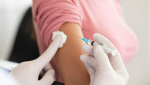 Die Impfungen gegen das Coronavirus verschlingen Millionenbeträge. (Bild: Prostock-studio - stock.adobe.co)