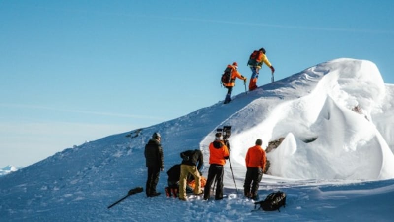 Die „Bergkrone“ war bei den Dreharbeiten am Dachstein dabei. Hier wird der Aufstieg zum K2-Gipfel vom Filmteam nachgestellt. (Bild: Wallner Hannes)